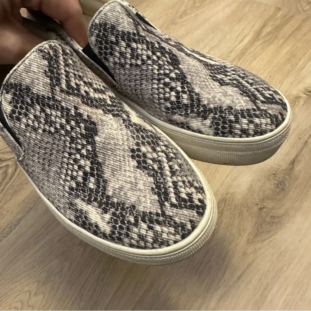 Steve Madden Gills-C Flat Slip on Sneakers size 6.5
